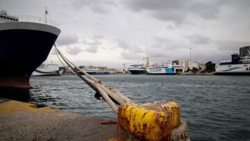 Ισχυροί άνεμοι δυσχεραίνουν τα ακτοπλοϊκά δρομολόγια, απαγορευτικό από Πειραιά και Ραφήνα για Κυκλάδες
