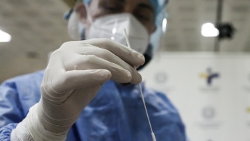 Κορωνοϊός: Στο τραπέζι το υποχρεωτικό τεστ μετά τις γιορτές υπό την απειλή της Όμικρον