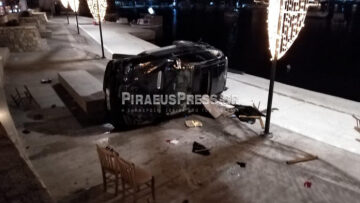 Απίστευτο τροχαίο στο Μικρολίμανο - ΙΧ αναποδογύρισε στον πεζόδρομο δίπλα στη θάλασσα
