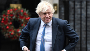 Νέος σάλος με τον Μπόρις Τζόνσον: Έπινε κρασί με συνεργάτες του στην Ντάουνινγκ Στριτ εν μέσω lockdown