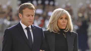 Γαλλία: Η Μπριζίτ Μακρόν μοιράζει... μηνύσεις στους ακροδεξιούς για τα fake news ότι είναι τρανσέξουαλ