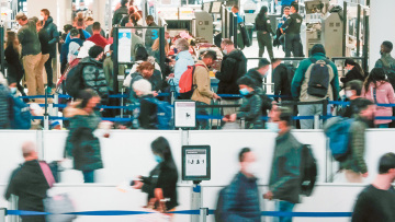 Μετάλλαξη Όμικρον: Ο «εφιάλτης» των Χριστουγέννων φέρνει πιο κοντά ένα νέο κύμα της πανδημίας