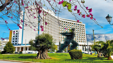 Το εμβληματικό Hilton γίνεται Conrad και αλλάζει ριζικά με ιδιωτικές κατοικίες, λέσχη μελών και εστιατόρια