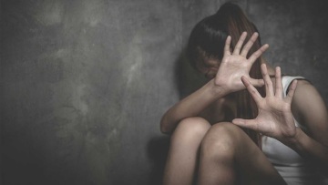 «Τον παρακαλούσα να με αφήσει, αλλά συνέχιζε να με χτυπά με μανία» λέει η 17χρονη από την Έδεσσα