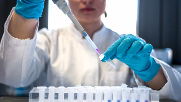 Η μετάλλαξη Omicron «συμπεριφέρεται με έναν τρόπο λιγότερο σοβαρό» δείχνει νοτιοαφρικανική έρευνα