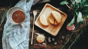 Φτιάξτε αφράτα μπισκότα με δύο μόλις υλικά