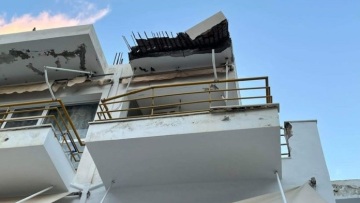 Κρήτη: Μπαλκόνι διαμερίσματος κατέρρευσε και προσγειώθηκε σε αυτοκίνητο στον Άγιο Νικόλαο