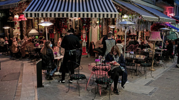 Μετάλλαξη Omicron: Σε ισχύ από σήμερα τα νέα μέτρα - Πώς θα κάνουμε ρεβεγιόν