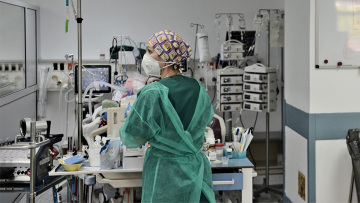 Πάνω από το 60% των κρουσμάτων οφείλεται στην Omicron - Στα 29 έτη η μέση ηλικία