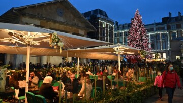 Στη σκιά της Omicron και με αυστηρά μέτρα ετοιμάζεται να υποδεχτεί ο πλανήτης το 2022