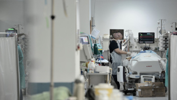 Πέθανε από κορωνοϊό 28χρονη καρκινοπαθής μητέρα, την κόλλησε ο ανεμβολίαστος σύζυγός της