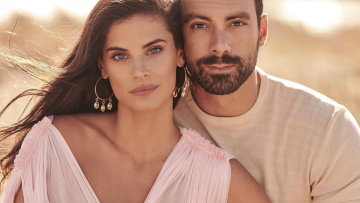 Σάκης Τανιμανίδης και Χριστίνα Μπόμπα μας δείχνουν για πρώτη φορά τα πρόσωπα των διδύμων κορών τους