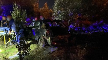 Τροχαίο στο Αγρίνιο: Αυτοκίνητο βγήκε εκτός δρόμου κατέληξε σε λιοστάσι, τραυματίστηκαν δυο άτομα