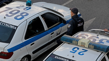 Λάρισα: «Γκρέμισαν» βιτρίνα μίνι μάρκετ για να κλέψουν αναψυκτικά