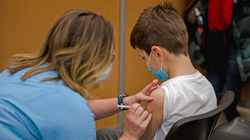 Κύπρος: «Επιστρατεύουν» μεγάλα εμβολιαστικά κέντρα αποκλειστικά για τα παιδιά 5-11 ετών