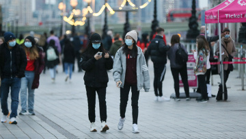 FT: Νέες μεταλλάξεις πιο μεταδοτικές αλλά πιο ήπιες προβλέπουν επιστήμονες