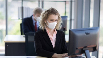 Στην τροχιά της «Omicron» σχολεία, Δημόσιο και ιδιωτικός τομέας: Οι αλλαγές στα πρωτόκολλα - Τι ισχύει για πιστοποιητικά, άδειες και τηλεργασία