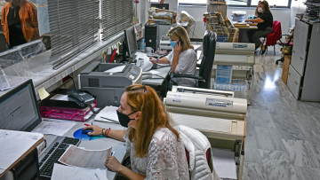 Κατώτατος μισθός: Ανεβαίνει στα 713 ευρώ από σήμερα - Τα επιδόματα που συμπαρασύρει η αύξησή του