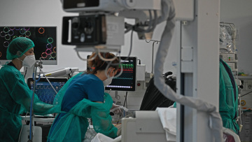 Επίταξη γιατρών και νέες αλλαγές στα πιστοποιητικά στην πορεία προς την κορύφωση της «Omicron»