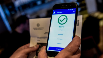 Πιστοποιητικά εμβολιασμού: Ποια μέτρα εξετάζονται για να κλείσει το «κενό» για όσους νοσούν