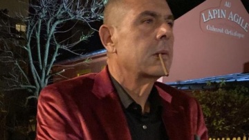 Με κόκκινο βελούδινο σακκάκι ο Πάνος Καμμένος φωτογραφίζεται σε διάσημο καμπαρέ της Μονμάρτρης