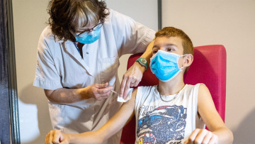 Δεν χρειάζεται τρίτη δόση εμβολίου για τους κάτω των 18, ποιοι εξαιρούνται