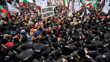 Κορωνοϊός - Βουλγαρία: 3.000 αντιεμβολιαστές διαδηλωτές έφτασαν στην είσοδο του κοινοβουλίου