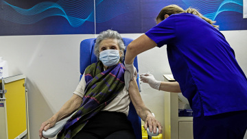 Τελευταία προειδοποίηση στους ανεμβολίαστους 60άρηδες: Από Δευτέρα το πρόστιμο των 100 ευρώ