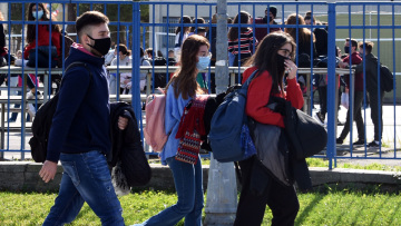 Κορωνοϊός - «Πονοκέφαλος» για γονείς και ειδικούς: Ένα στα πέντε κρούσματα είναι ηλικίας κάτω των 17 ετών