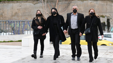 Εικόνα-μήνυμα για το ελληνικό MeToo: Μια γροθιά η οικογένεια του θύματος στο δικαστήριο