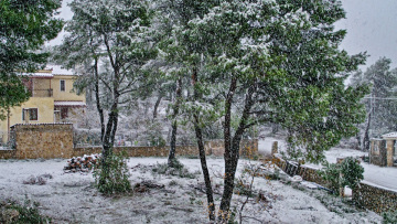 Καιρός - Γιάννης Καλλιάνος:  Πρόσκαιρη χιονόπτωση στα βόρεια τμήματα της Αττικής τα μεσάνυχτα, πού συνεχίζονται τα προβλήματα