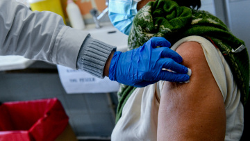 Πώς θα γλιτώσουν το πρόστιμο των 100 ευρώ όσοι άνω των 60 ετών εμβολιάστηκαν στο εξωτερικό 