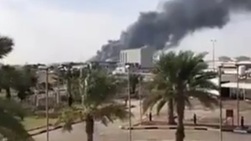 Εμιράτα: Πυρκαγιά στο αεροδρόμιο του Αμπού Ντάμπι και τρεις νεκροί από επίθεση των Χούθι