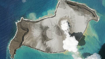 Έκρηξη ηφαιστείου στην Τόνγκα: «Όλα τα σπίτια έχουν καταστραφεί» ανακοίνωσε η κυβέρνηση