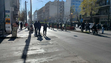 ΑΣΟΕΕ: Επεισόδια με πέτρες και χημικά μεταξύ ΜΑΤ και κουκουλοφόρων