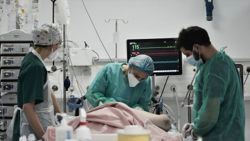 Εξαδάκτυλος: Ανεμβολίαστοι και πάνω από 70 ετών όσοι πεθαίνουν από κορωνοϊό ή νοσηλεύονται σε ΜΕΘ