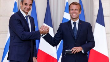 Μακρόν σε Μητσοτάκη για τα Rafale: Χτίζουμε την Ευρώπη της άμυνας