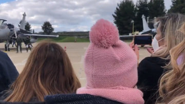 «Ο μπαμπάς έφερε τα Rafale»: Συγκινητική στιγμή στην Τανάγρα με παιδί πιλότου -Δείτε βίντεο