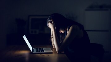 Revenge Porn: Γνωστή τραγουδίστρια καταγγέλλει μπασκετμπολίστα για εκδικητική πορνογραφία