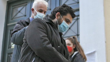 Την έβαζε να εξομολογηθεί και μετά τη βίαζε: Σοκάρουν οι αποκαλύψεις για τον βιαστή με τα ράσα