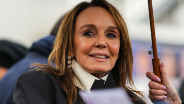 Η Σιλβί του Έμιλυ στο Παρίσι με σιθρού φόρεμα στην Εβδομάδα μόδας του Παρισιού