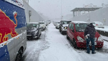 Αττική Οδός: Πού εντοπίζονται τα προβλήματα - Στο δρόμο 35 εκχιονιστικά μηχανήματα