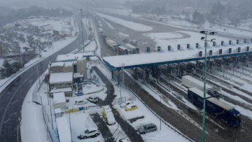 Κακοκαιρία-Χιόνια: Κλείνει η εθνική οδός Αθηνών-Λαμίας, από τα διόδια της Τραγάνας προς την Αθήνα για τα φορτηγά 