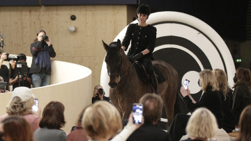 Εβδομάδα Μόδας του Παρισιού: O οίκος Chanel εμφάνισε στην πασαρέλα ένα άλογο 