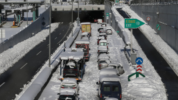 Αττική Οδός: Ιστορίες τρέλας από την κακοκαιρία - Εγκλωβίστηκε στο ταξί και άφησαν το ταξίμετρο να φτάσει στα 500 ευρώ