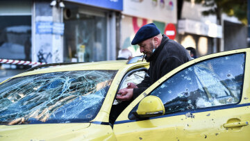 Έκρηξη στη Συγγρού: Εκτεταμένες ζημιές σε διερχόμενο ταξί – Δείτε φωτογραφίες