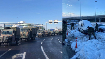 Χιόνια στην Αθήνα - Κακοκαιρία «Ελπίς»: Κολλημένα στο χιόνι 300 αυτοκίνητα στην Αττική Οδό, φαντάροι φτυαρίζουν στο οδόστρωμα