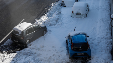 Κακοκαιρία «Ελπίς»: Στρατιώτες απεγκλωβίζουν 49χρονο με σκλήρυνση κατά πλάκας στην Αττική Οδό - Δείτε βίντεο