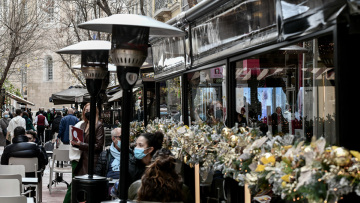 Μέτρα: Άρση περιορισμών στο ωράριο και τη μουσική σε εστίαση-διασκέδαση εισηγήθηκε η επιτροπή εμπειρογνωμόνων