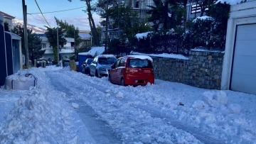 Κακοκαιρία Ελπίς-Χιόνια: Απροσπέλαστοι οι δρόμοι και τα πεζοδρόμια στην Κηφισιά